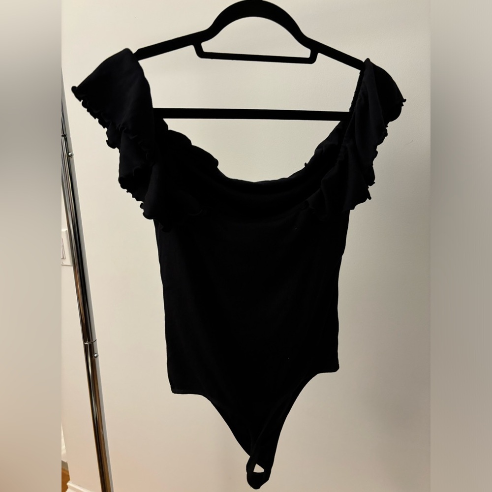 Aritzia - Wilfred ruffled off shoulder bodysuit